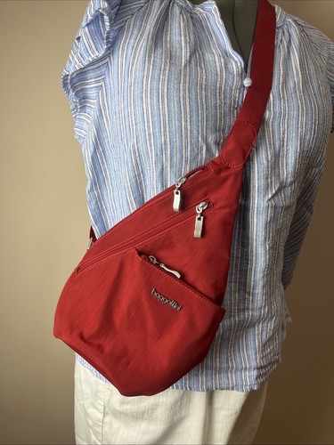 Baggallini Umhängetasche rot Mini Sling verstellbar 5 Reißverschlusstaschen