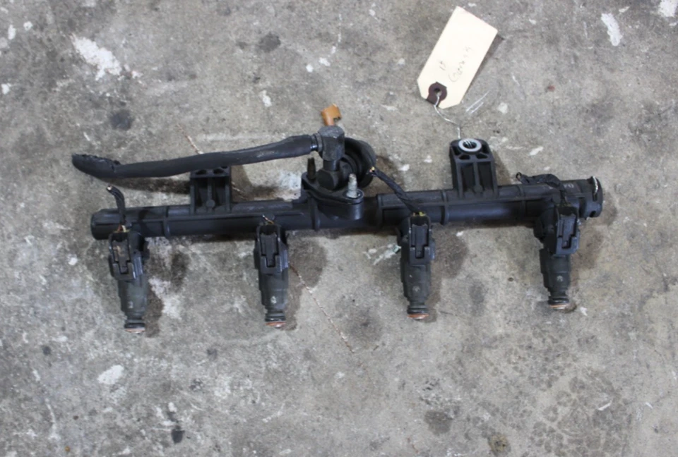2010-2012 HYUNDAI GENESIS COUPE 2.0T fuel rail assembly with injectors OEM - Image 2 of 2