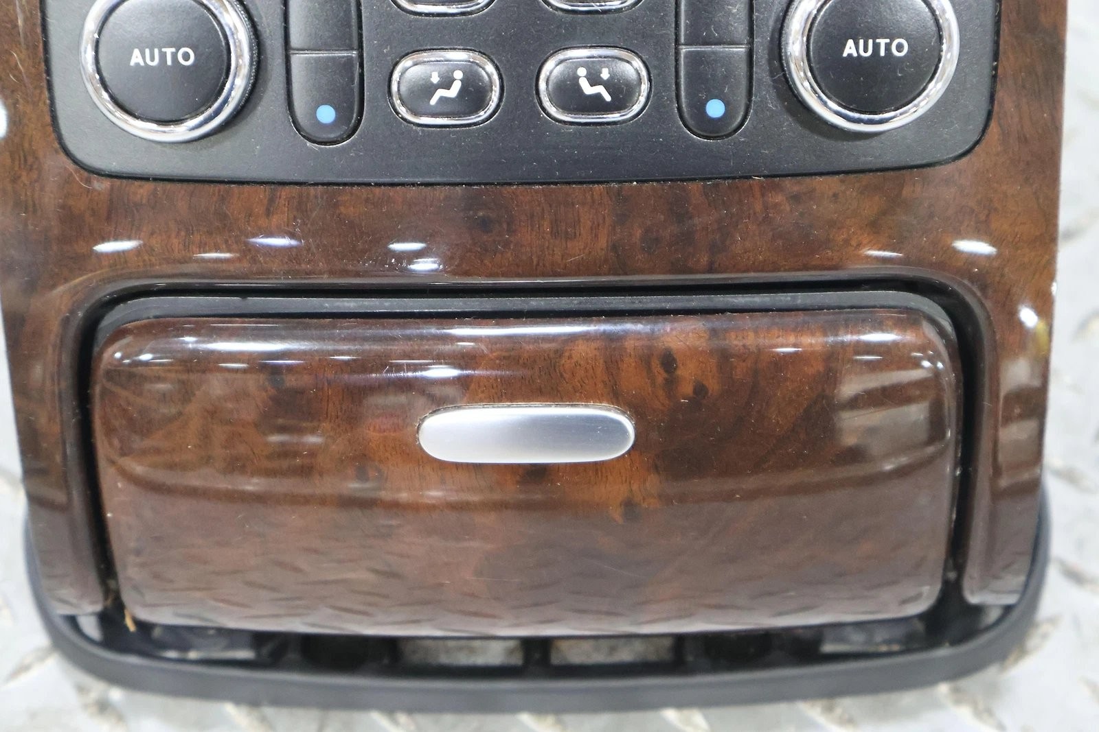 06-12 Bentley Flying Spur Rearward Facing Floor Console Mounted Vents W/ Bezel