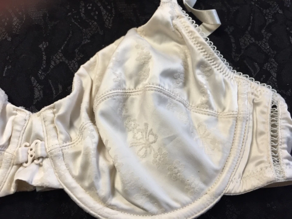 Sujetador It Lovable Talla US 34B IT 3B EU 75B SIN RELLENO CON AROS MARFIL Foto 4 de 4