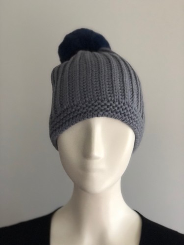 NWT $ 59.50 ANN TAYLOR Ribbed Beanie Grey HAT With BLUE Faux Fur Pom Pom-Gray - 第 1/7 張圖片