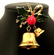 VINTAGE CHRISTMAS BROOCH HOLLY AND GOLD TONE BELLS🎄
