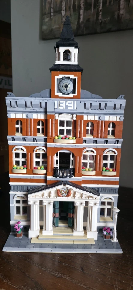 LEGO Modular Buildings 10224 Town Hall, photo 3 of 5