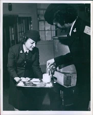 1951 Photo Us Military Julia Aeria Wi Waves Training Beautiful Women Food 8X10