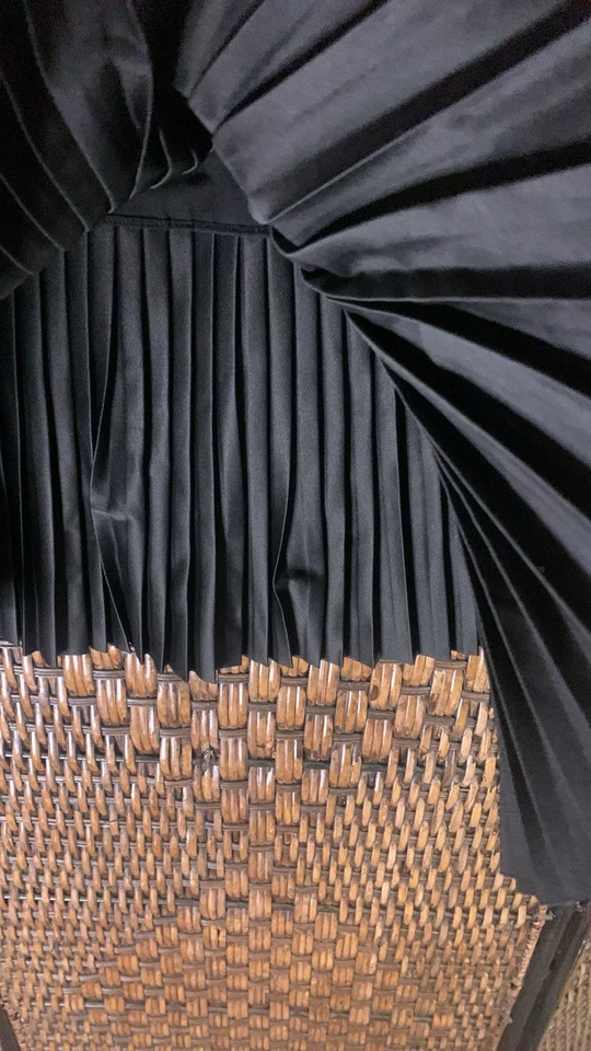 Falda con volantes en capas de cuero sintético rosa sin fin talla M Foto 3 de 4