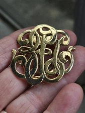 Vintage Signed Jeri Lou Gold Tone Scarf Clip Monogram Open Metal Design