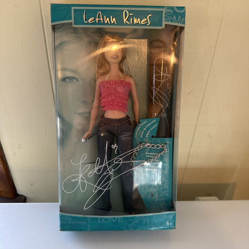 LeAnn Rimes Barbie Puppe mit Sammlerposter & Armband Mattel #G8886 - Bild 1 von 3