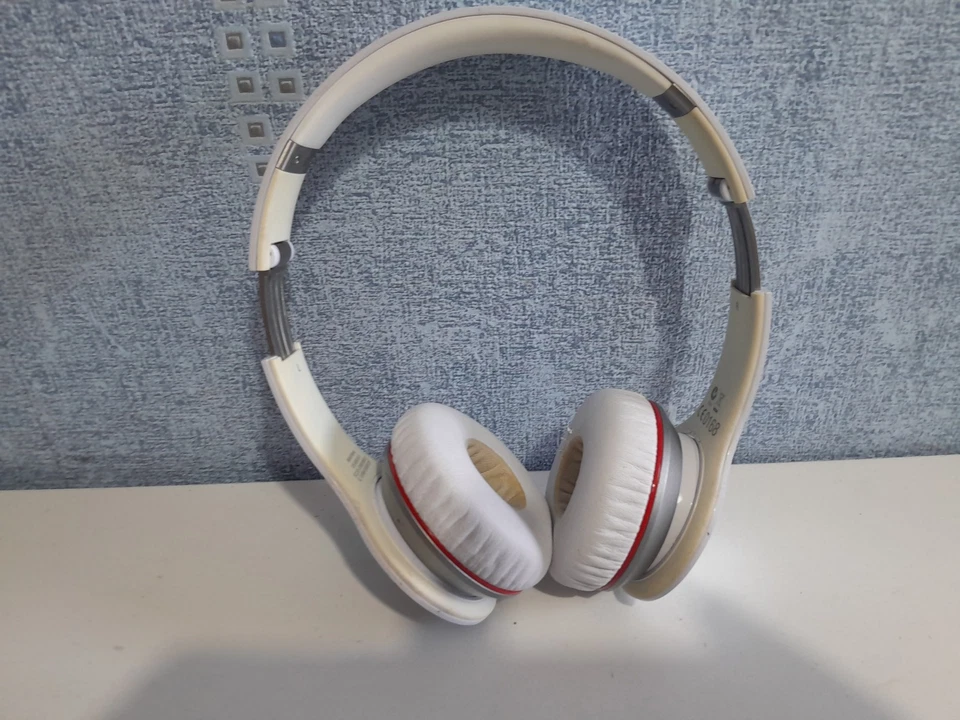 Beats by Dr. Dre Studio HeadbBeats by Dr. Dre Studio Headband Headphones White, photo 2 of 5
