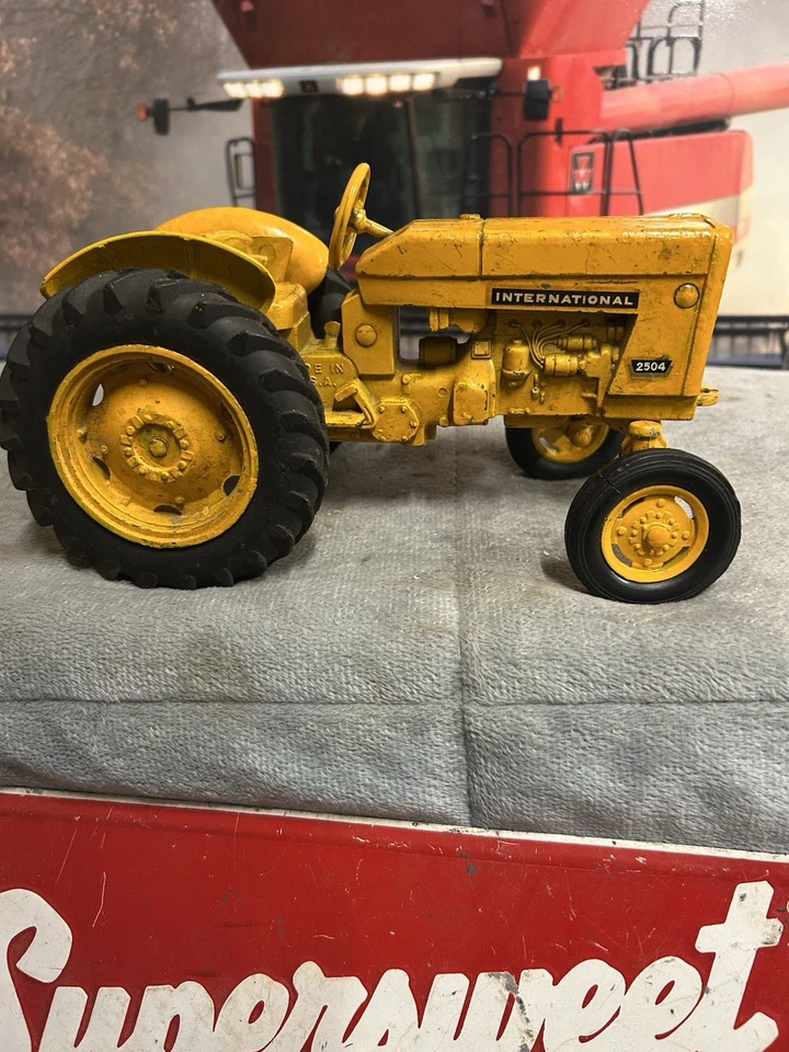 Tractor industrial Ertl 1:16 International 2504 de colección Foto 2 de 4