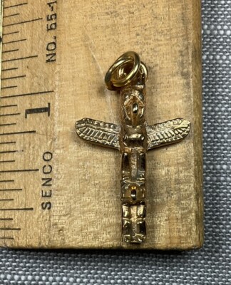 Vintage Medal Pendant Gold Tone Native American Totem Pole H77