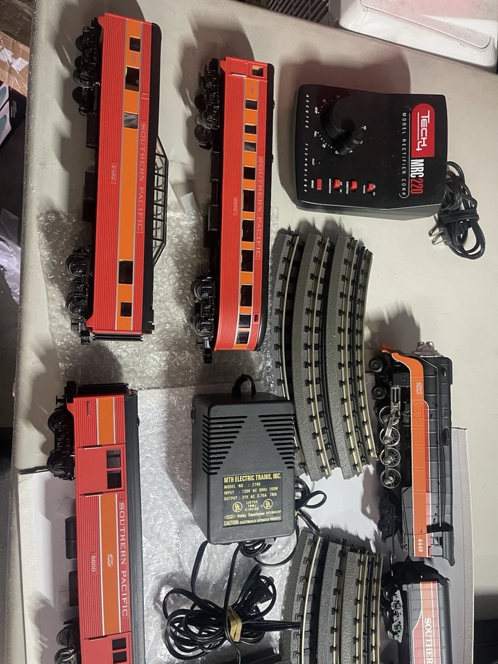 MTH Southern Pacific Daylight#4449 & 3 Cars 6600,2462,2952,O Gauge - Image 2 of 4