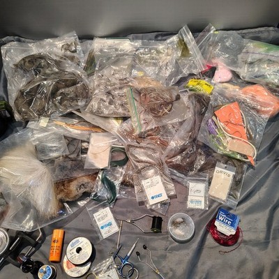 BEGINNER FLY TYING KIT. PREMIUM MATERIALS.Hackle , Hair Leather Hooks Thread++++