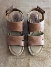 Vintage 7 Eight women's carmel brn wedge adjustable strap sandal, 7.5M