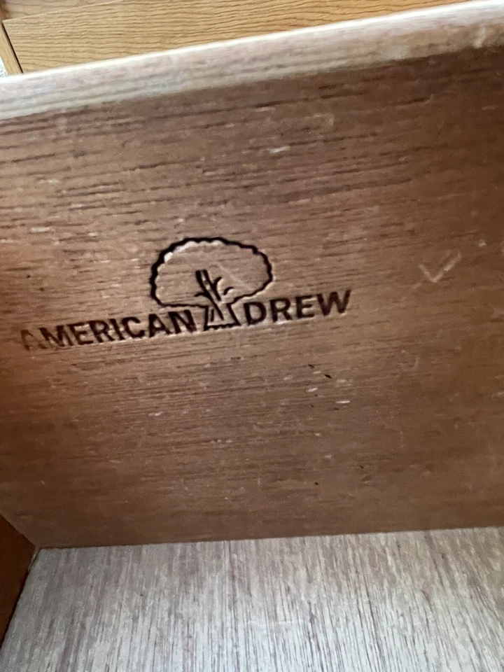 Armario antiguo de madera de caoba o muebles de dormitorio marrón de entretenimiento Foto 3 de 4