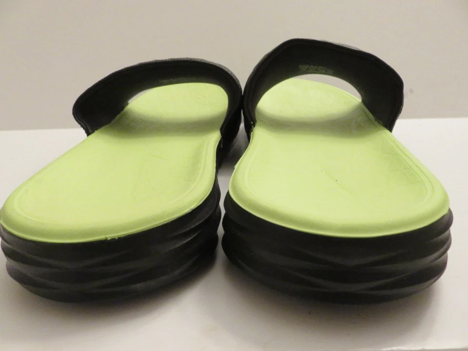 NUEVO SIN ETIQUETAS Nike Benassi Solarsoft Zapatos Deslizables Para Hombres Talla 13 Sandalias 705474-070 Negro Voltio Foto 4 de 4