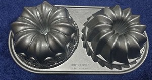 Nordic Ware Duet Plaque Bundt Pan 5 cups/1.2 Liters Excellent Condition!