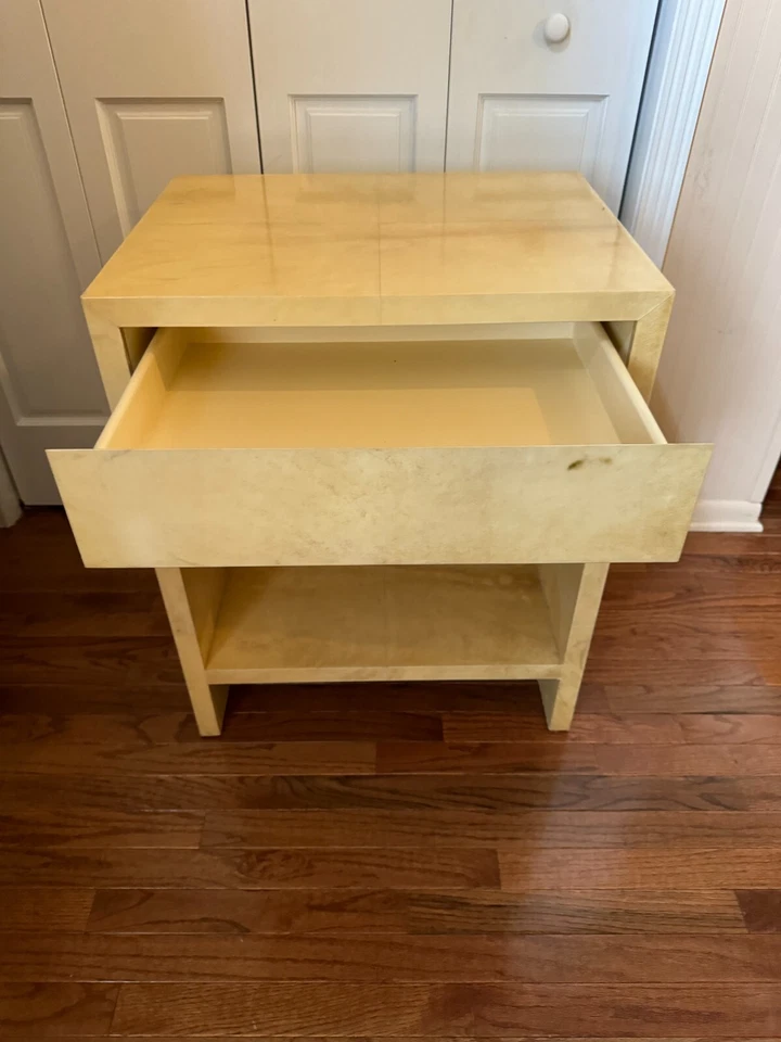 Par de mesitas de noche o mesas auxiliares cubiertas de pergamino estilo Karl Springer de los años 80 Foto 3 de 4