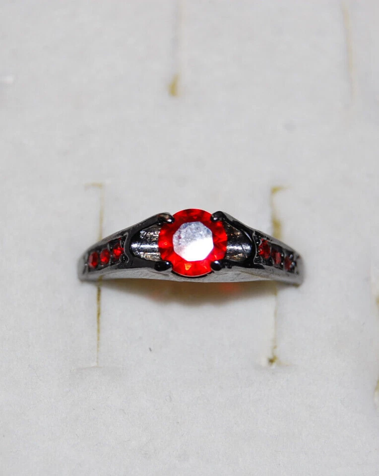 Damenring schwarzgrau mit rotem Stein Gothic - Bild 2 von 4
