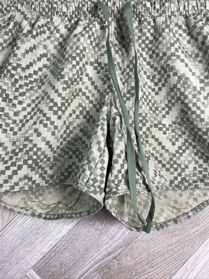 North Face Womens Green Patterned Activewear Shorts Zip Pocket Size Medium - Image 4 of 4