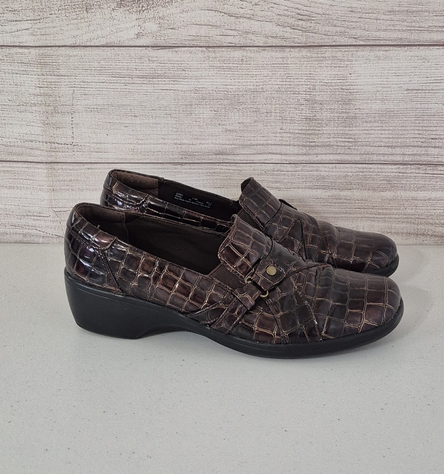 Clarks Bendables Brown Crocodile Pattern Loafer Shoes 11M Patent Leather Slip On