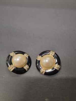 Share CLASSIC VINTAGE DONALD STANNARD LARGE FAUX PEARL BLACK ENAMEL CLIP EARRING