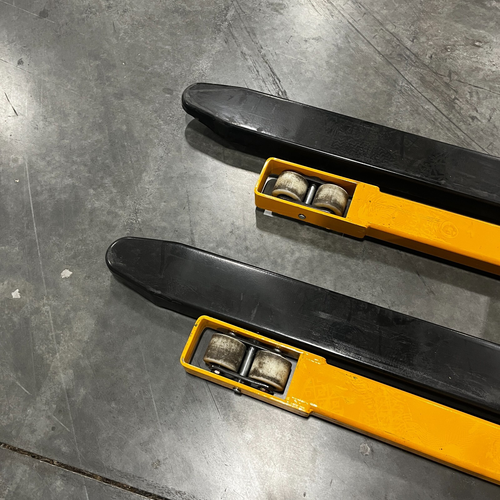 APOLLOLIFT Used 2200lbs Hydraulic Manual Pallet Stacker Fixed Leg Walkie Stacker