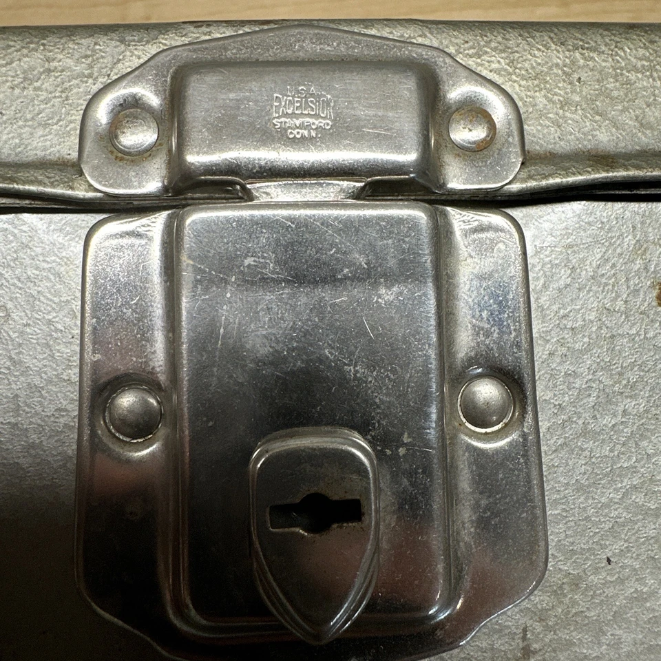 Caja de cerradura Excelsior 1964 vintage Stamford Conn caja de aparejos de metal sin llave Foto 2 de 4