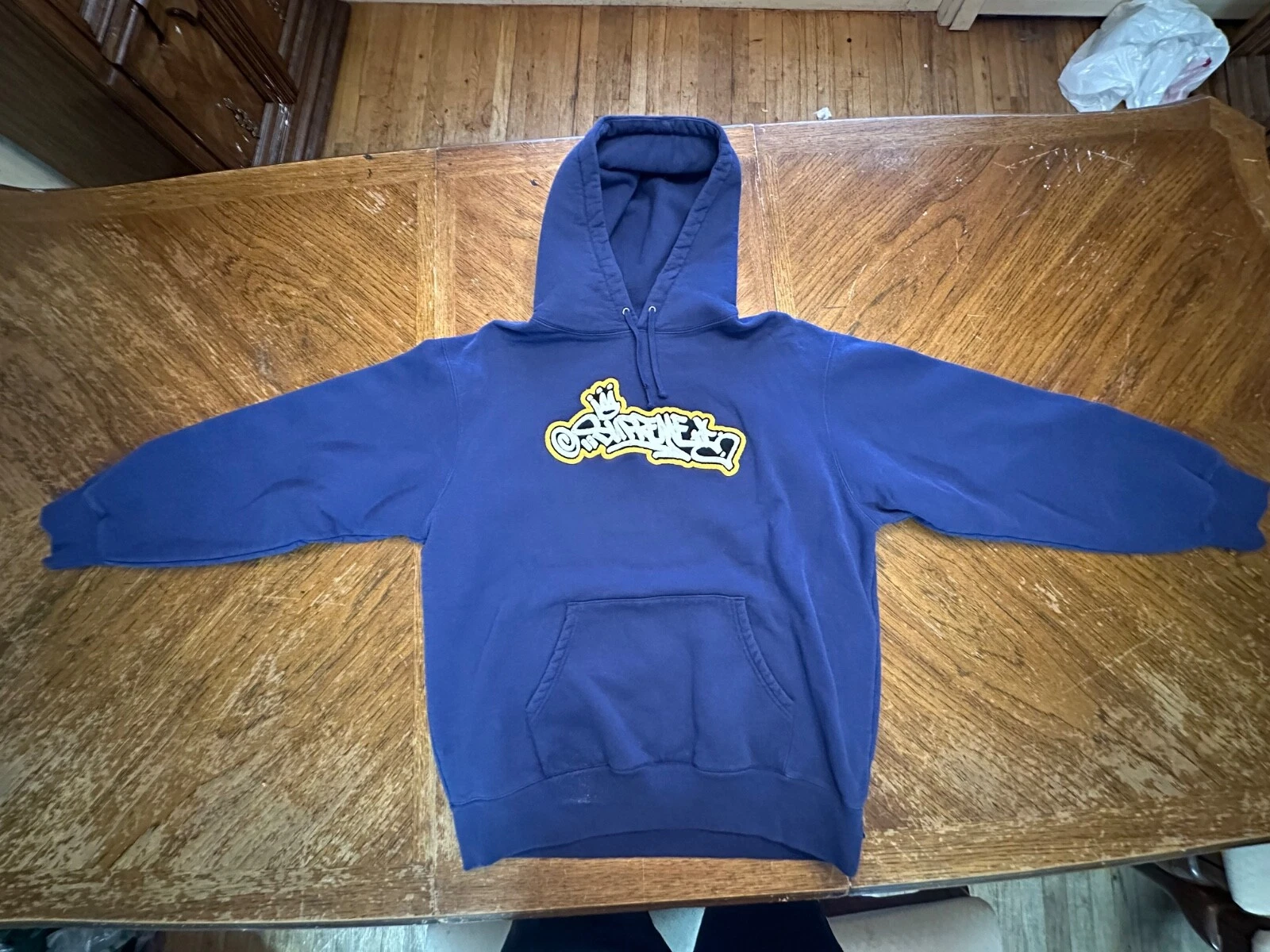 Sweat à capuche bleu marine avec mot symbole doré homme grand marque Supreme