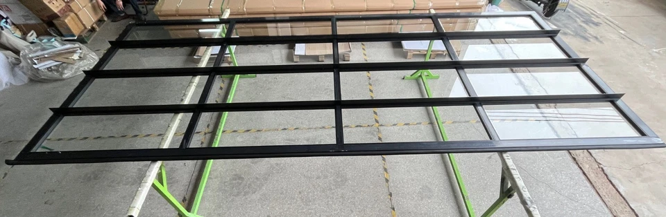 Puerta de garaje vista completa 16 pies x 8 pies marco de aluminio negro mate con vidrio transparente Foto 3 de 3