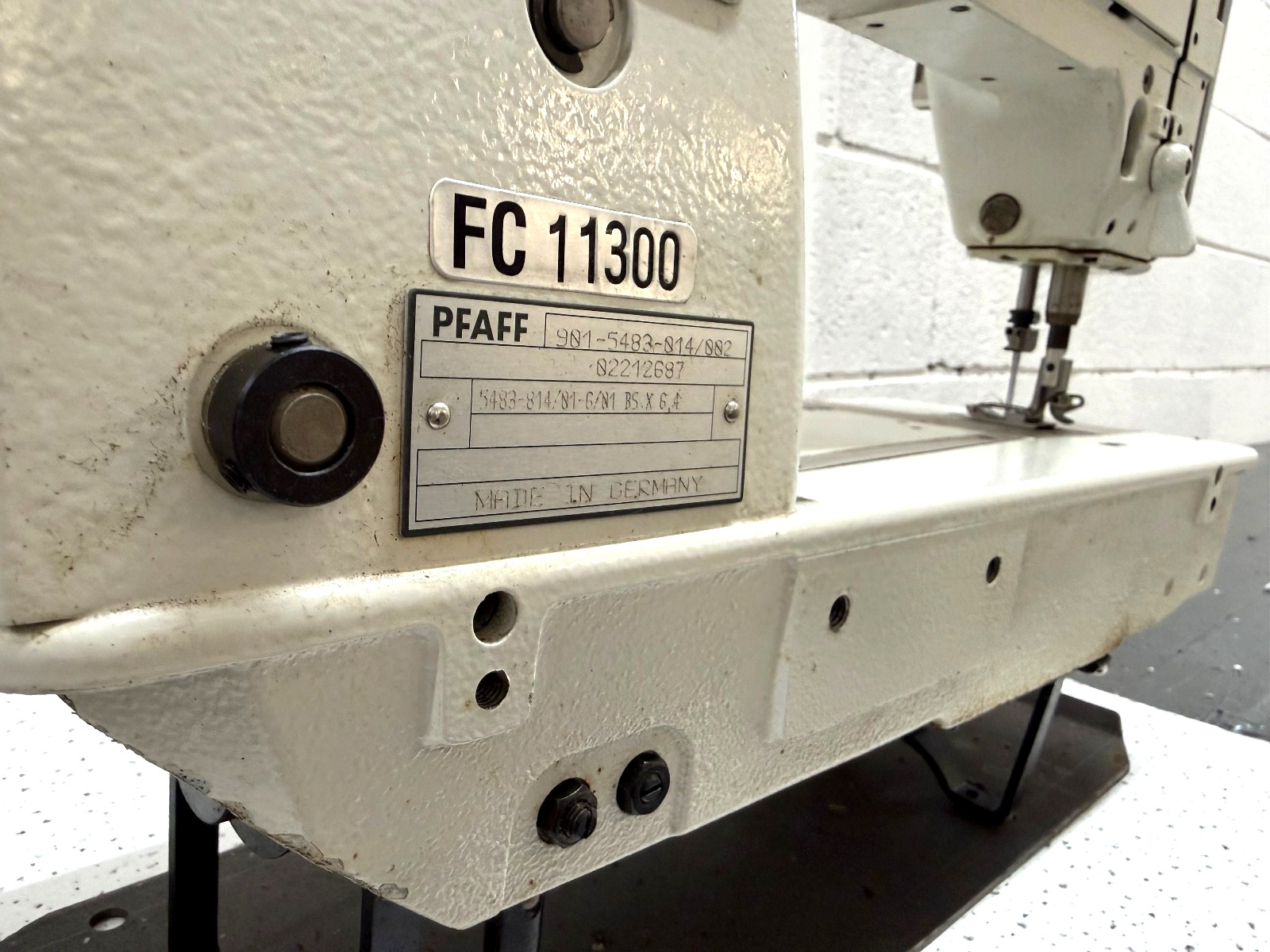 PFAFF 5483  2 NEEDLE  1/4" CHAINSTITCH W/ REVERSE INDUSTRIAL SEWING MACHINE