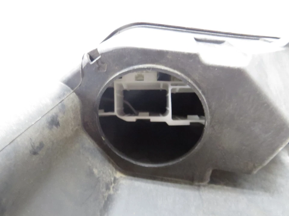 01 - 2005 Lexus IS300 | Módulo de control del motor ECU Carcasa de computadora | 82703-30010 Foto 2 de 4