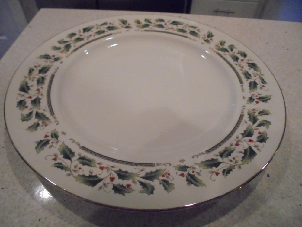 Royal Limited Holly Holiday round platter/chop plate mint condition low shipping