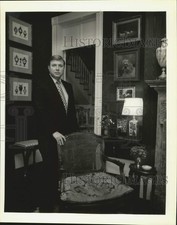 1989 Press Photo Joe L. Morrow with his art at 377 Audubon - nob82647