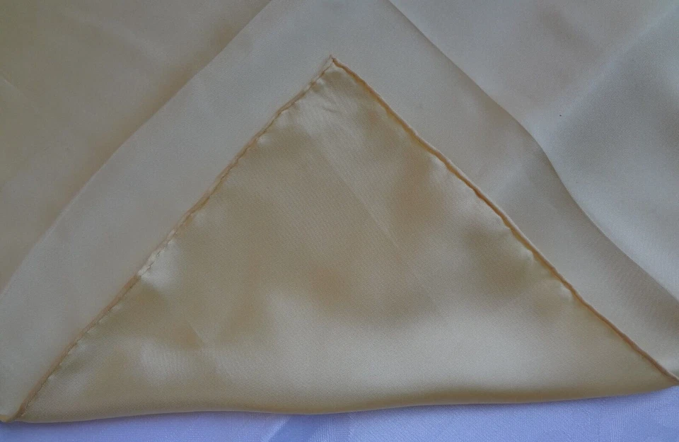 Pañuelo cuadrado de bolsillo con bordes enrollados a mano 100 % seda amarillo hecho a medida de colección Foto 4 de 4