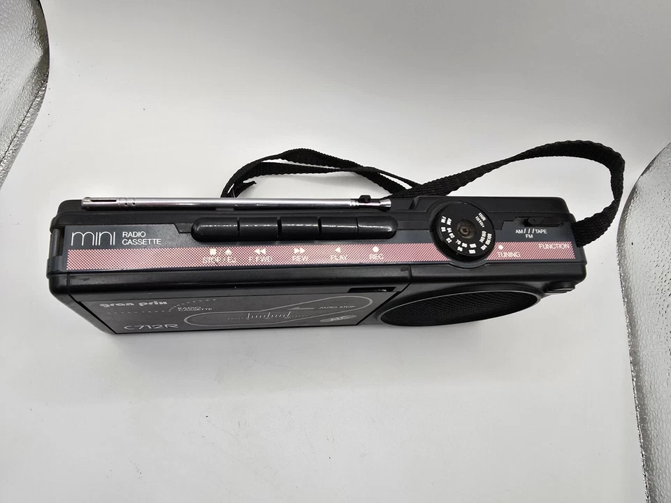 Mini reproductor de casete radio AM/FM de colección GPX Gran Prix C712R -probado-"RARO"!!! Foto 2 de 4