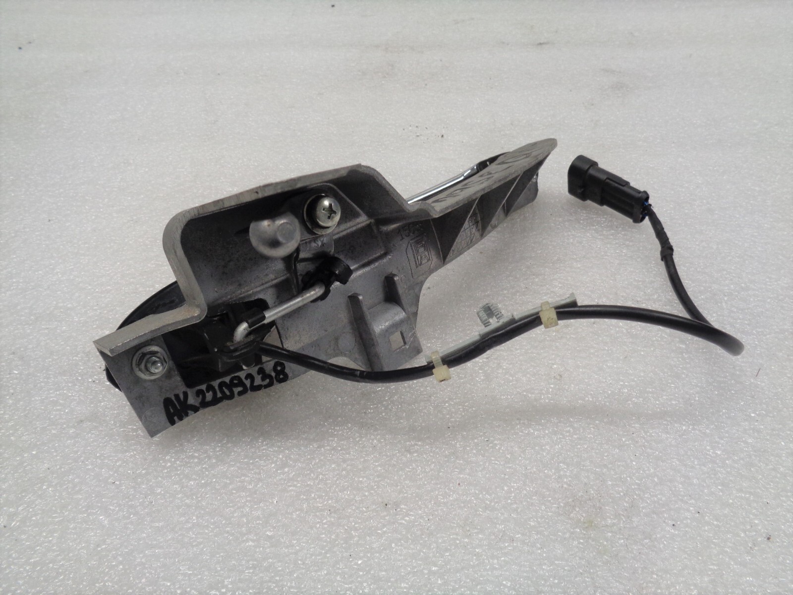 05-08 Maserati Quattroporte Rear Left Exterior Door Handle Chrome OEM AK2209238