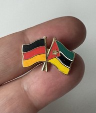 Vintage Anstecker Deutschland Mosambik &ndash; Goldfarbener Pin mit Emaille