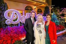 Dolly Parton & Niall Mattter Unsigned 6" x 4" Photo - Christmas at Dollywood *31