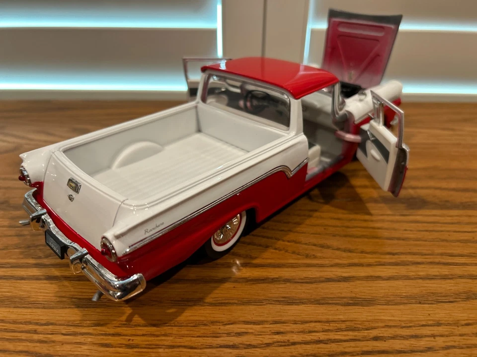 Ford Ranchero 1957 - escala 1/18 fundido a presión por Road Legends - color rojo/blanco Foto 4 de 4