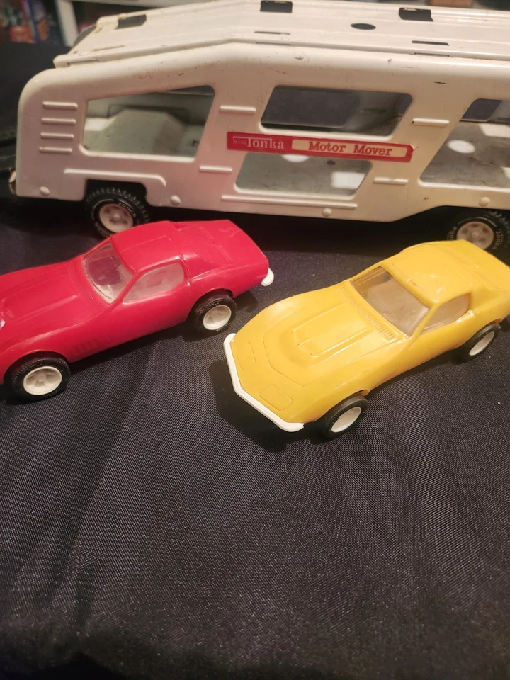 Blue Pressed Steel Tonka Car Hauler w/ 2 Plastic Corvettes - Image 4 of 4