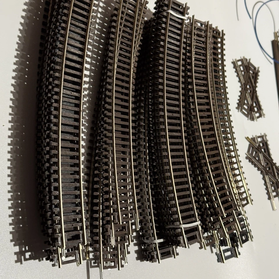 Lot of 50+ ATLAS Scale HO code 83 Track Curved Rerailer Xing Tracks - Image 2 of 4