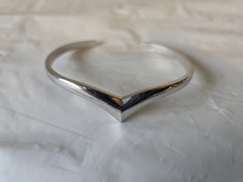 Brazalete Chevron vintage delicado plateado de Avon con forma de V - Imagen 4 de 18