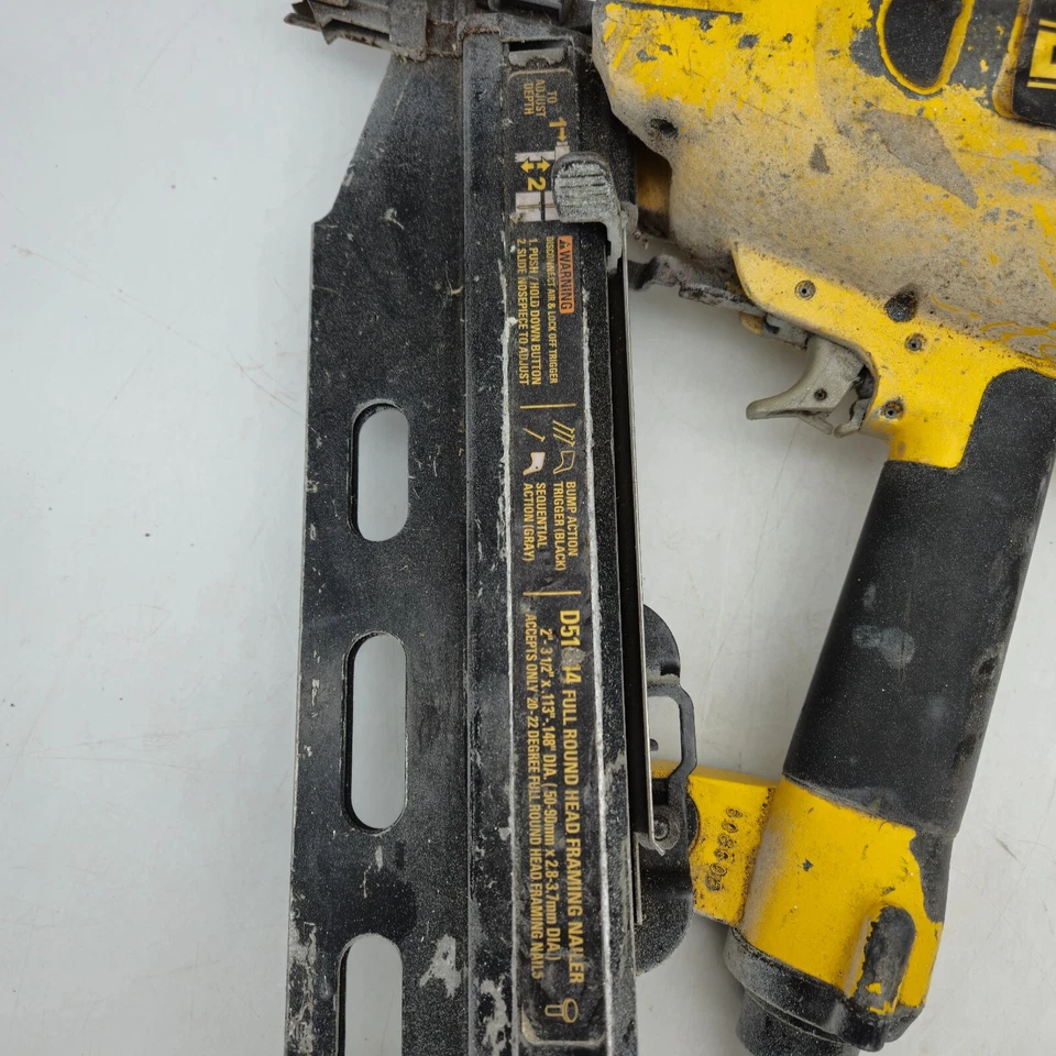 Clavadora de marcos de cabeza redonda completa de aire Dewalt D51844 COMO ESTÁ REPARACIÓN DE PIEZAS Foto 4 de 4