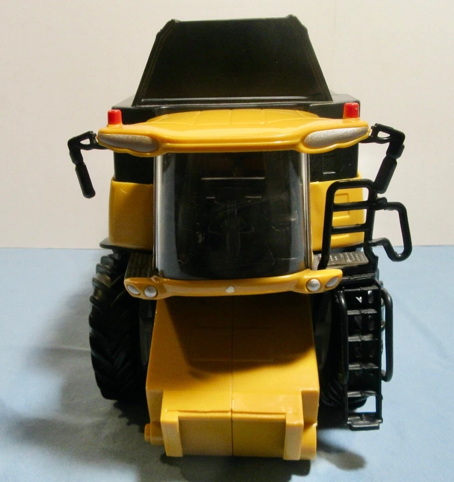 New Holland CR9090 Combine For Parts Or Repair 1/32 Scale - Image 2 of 4