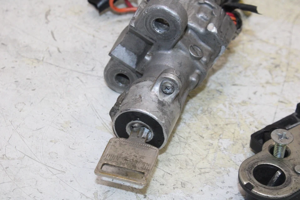 06-09 SUZUKI GSXR 750 OEM ENCENDIDO CON CERRADURA DE ASIENTO CON LLAVE Foto 2 de 4