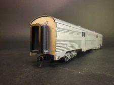 HO SCALE SANTA FE 3452 BAGGAGE W/KNUCKLE COUPLERS