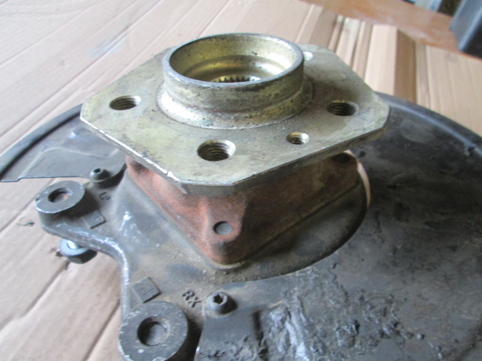 Maserati Coupe - LH Front Hub - Knuckle / Spindle / Wheel Bearing  197754 197764