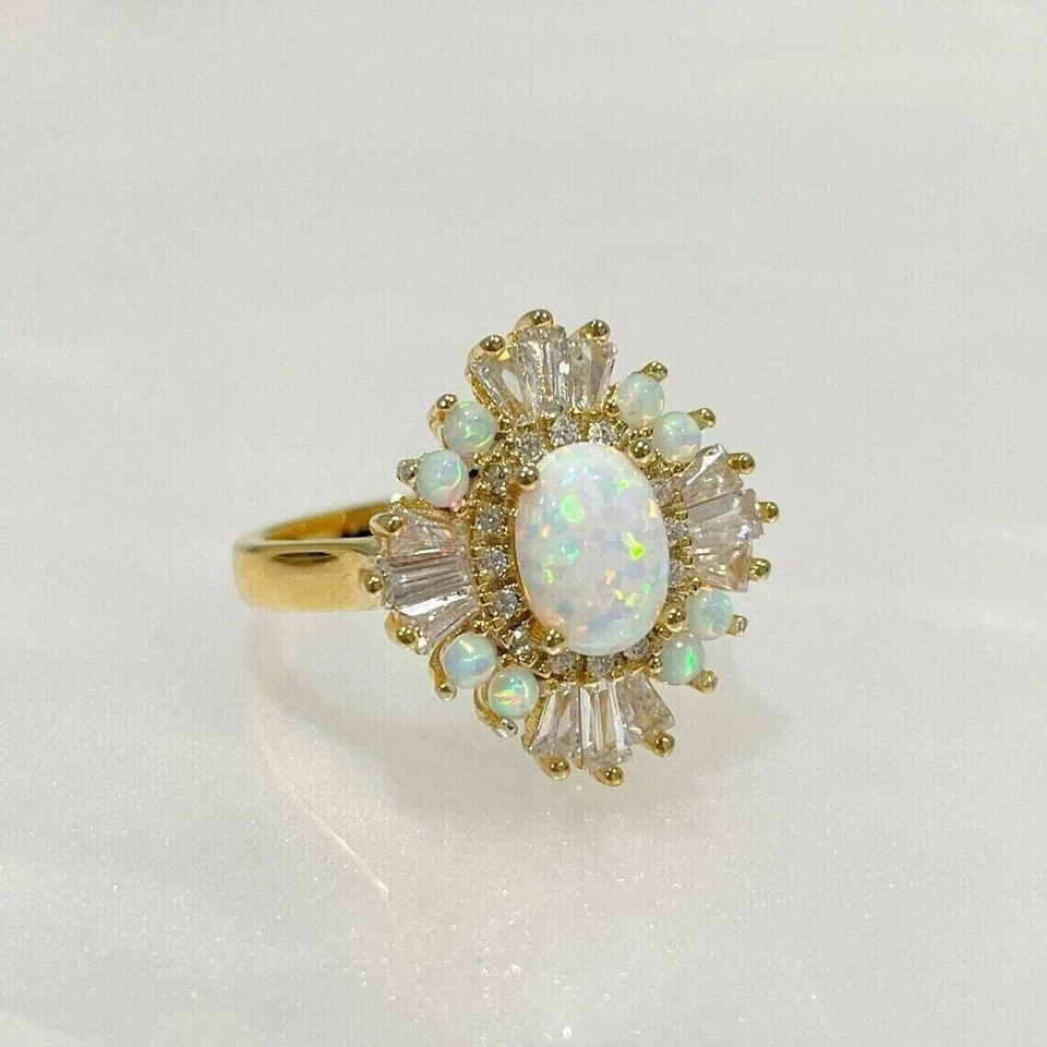 Anillo de compromiso de lujo con halo de diamantes de ópalo de fuego de corte ovalado de 2 quilates enchapado en oro amarillo de 14 quilates Foto 2 de 4