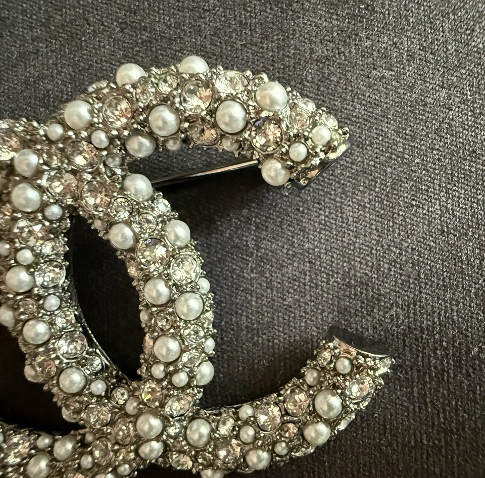 Broche de metal Chanel Coco Mark perla Foto 3 de 4