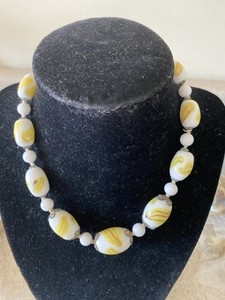 VINTAGE 14 1/2" SMALL WHITE WITH YELLOW SWIRL GLASS BARRELL BEADED NECKLACE